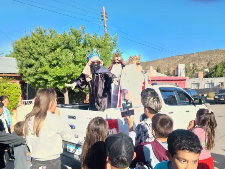 Los Reyes Magos repartieron golosinas en Laprida