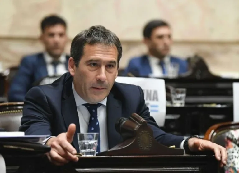 Luque presentó un proyecto de ley para crear un régimen jubilatorio especial para brigadistas forestales