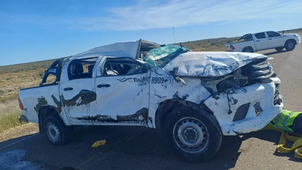 Dos hombres hospitalizados tras vuelco de una camioneta en ruta 3