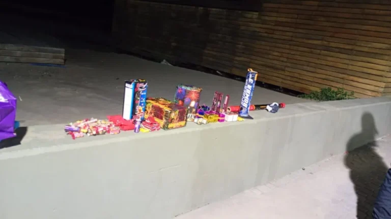 Arrojaban pirotecnia y ante la intervención policial dijeron que los productos no les pertenecían