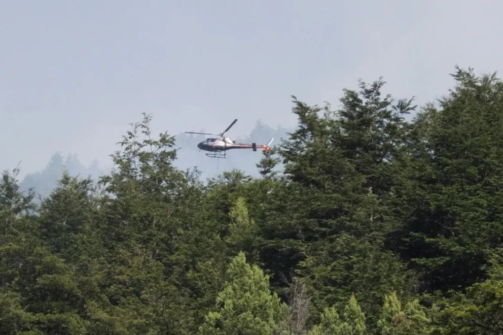 Más de 250 personas combaten el fuego en la zona del lago Menéndez
