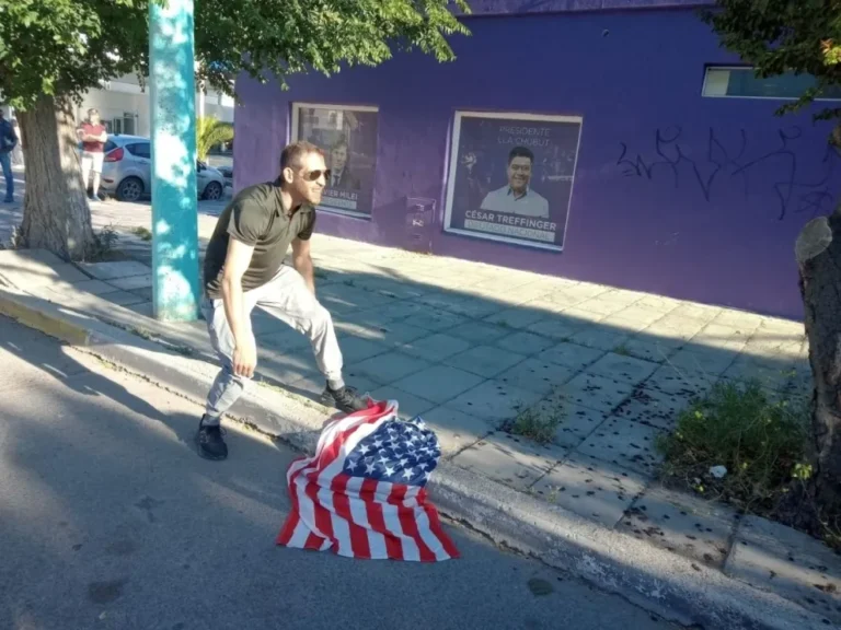 Quemaron la bandera de Estados Unidos frente al local de La Libertad Avanza