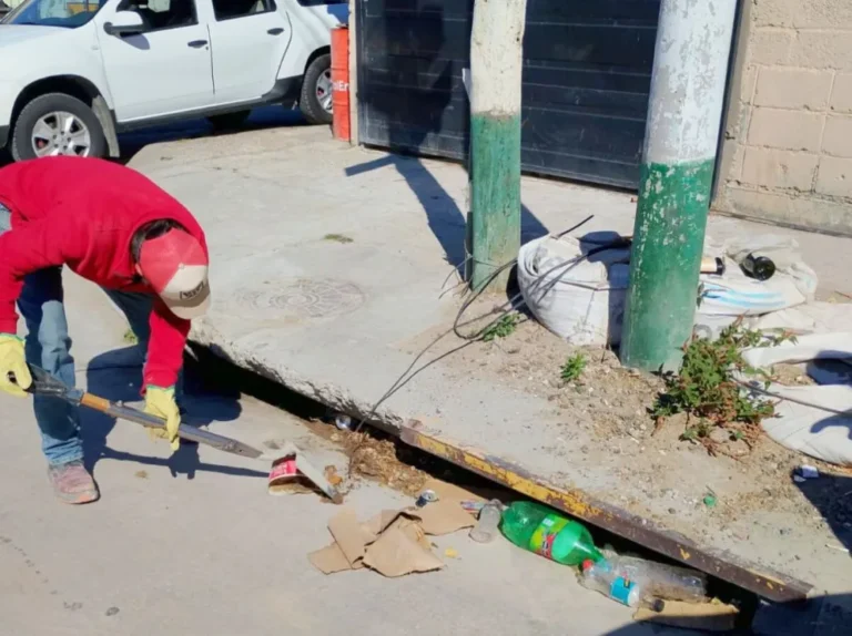 Continúan las tareas de limpieza de sumideros en el Juan XXIII, Abel Amaya y 30 de Octubre para optimizar el sistema pluvial