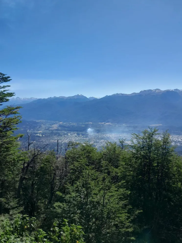 El SPLIF combate un incendio en Loma del Medio y pide a la población no acercarse