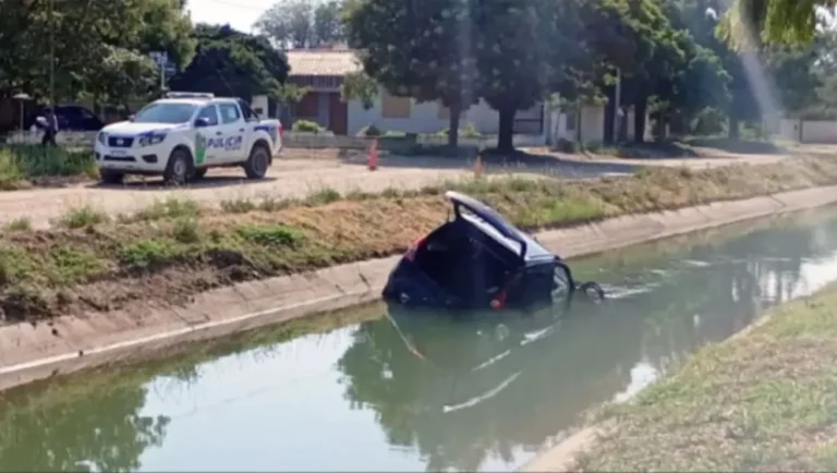 Un bebé falleció tras caer auto a canal de riego