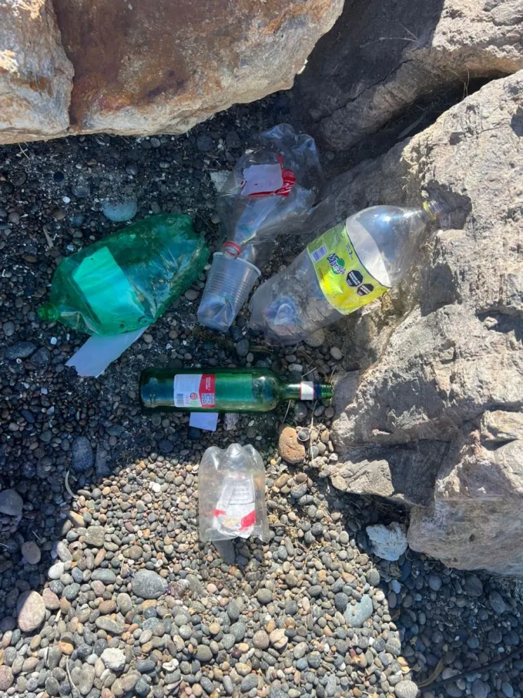 Preocupación en Caleta Córdova por basura y vidrios rotos en la playa
