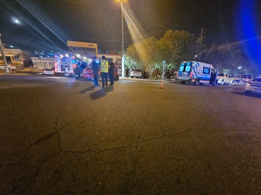 Fuerte colisión en Rivadavia y Kennedy dejó daños materiales