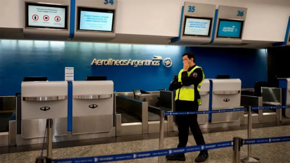 Controladores aéreos anuncian paros en febrero