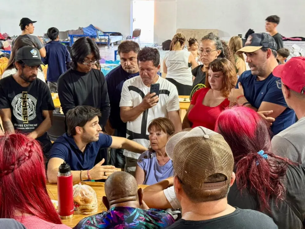Torres estuvo acompañando a las familias damnificadas por el desplazamiento del Cerro Hermitte