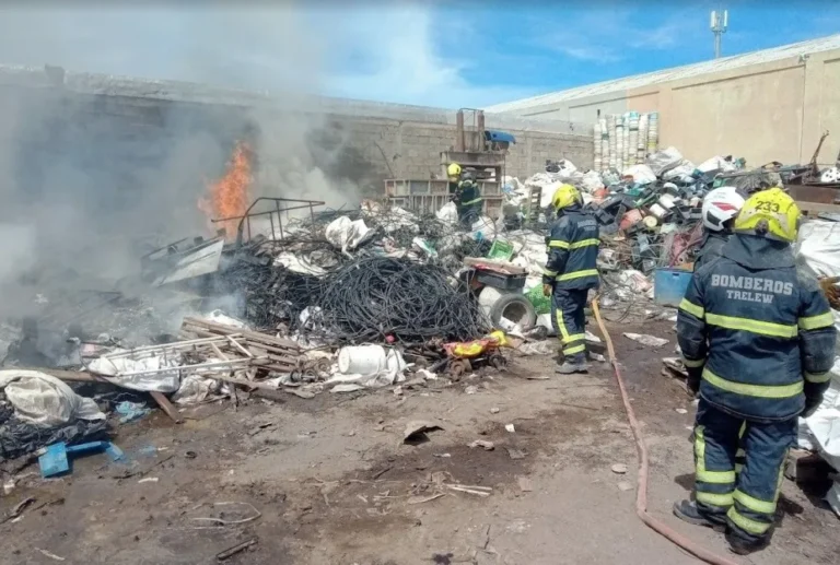Se prendió fuego una chatarrería de Trelew