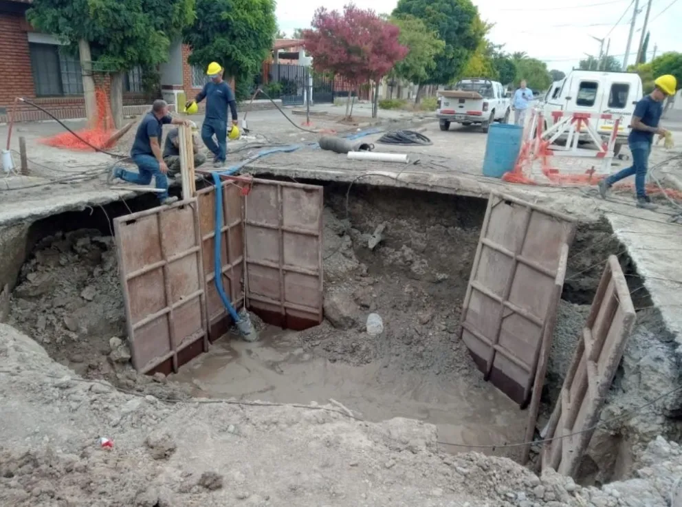 Comienzan a reparar el caño este jueves y esperan restablecer el agua el fin de semana