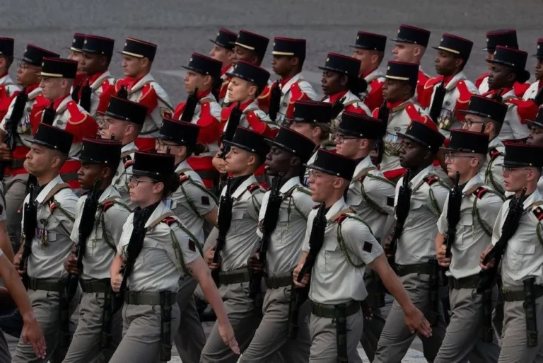 Francia lanza servicio militar voluntario para jóvenes de 18 a 25 años