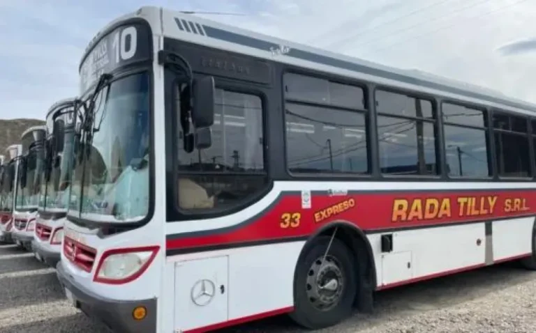 Choferes de Expreso Rada Tilly en retención de servicios por falta de pago del salario