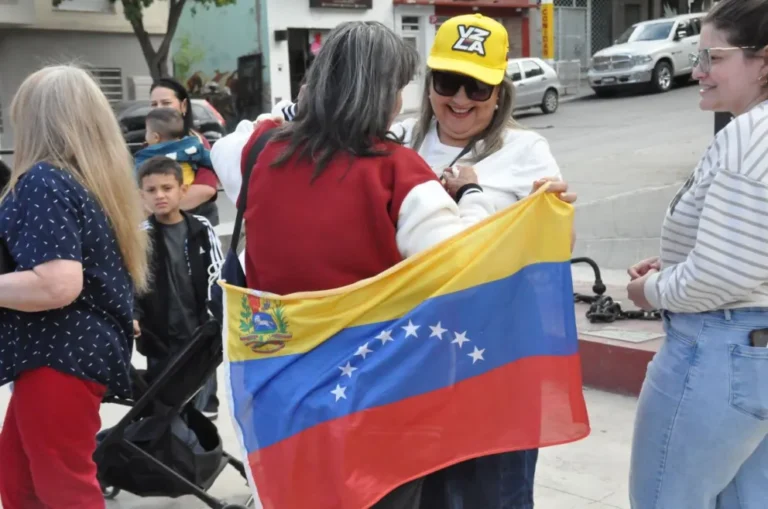 Decena de venezolanos en Comodoro se manifestaron con alegría ante la caída de Maduro
