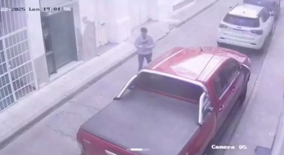 Vino de España a pasar las fiestas y en el centro de Trelew le desvalijaron la camioneta