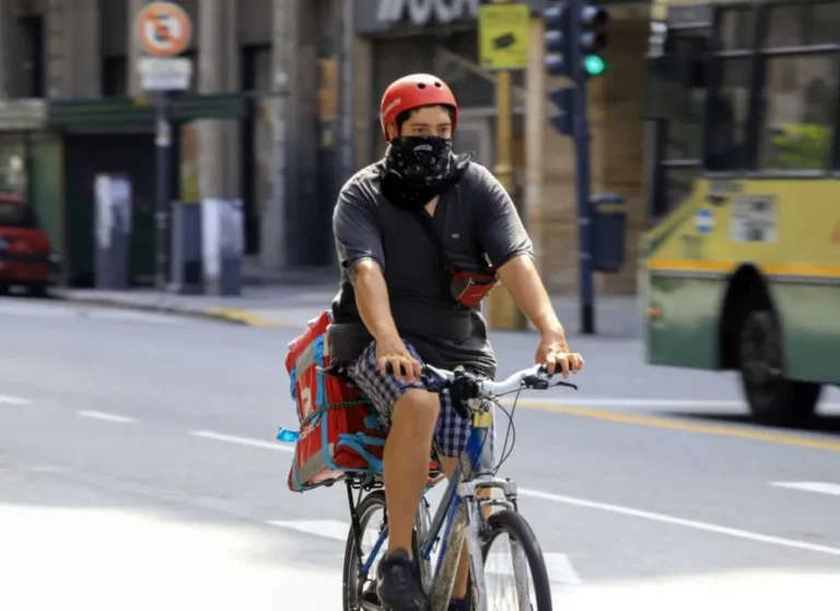 El auge de los oficios y el delivery: el refugio de la clase media ante la crisis laboral