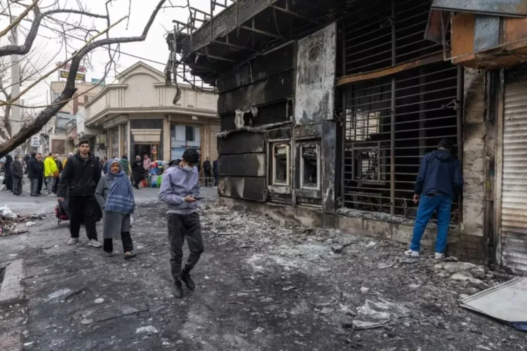 Crisis en Irán: Estados Unidos impone aranceles y evalúa intervención