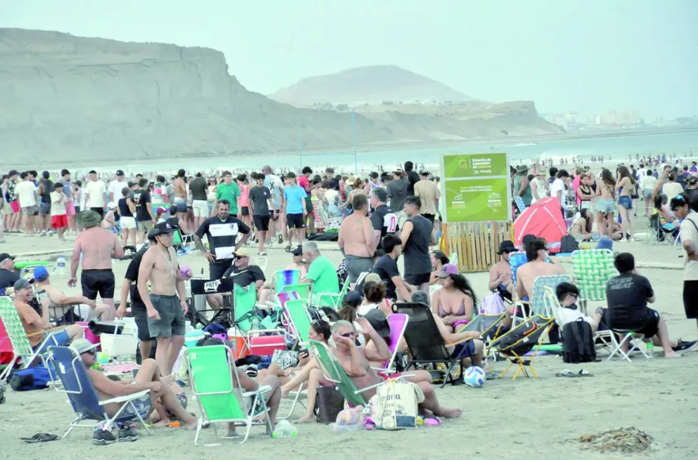 El termómetro marcó 35,7º y la playa de Rada Tilly se llenó de familias y deportistas