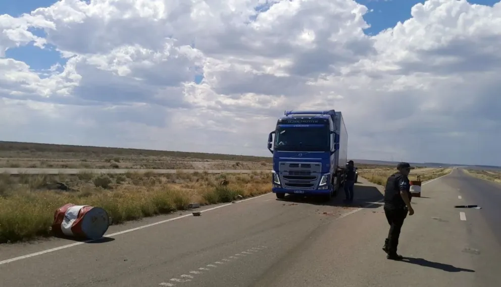 Insólito hecho vandálico en acceso a Trelew: dejaron en la ruta un tacho repleto de piedras que utilitario no pudo esquivar