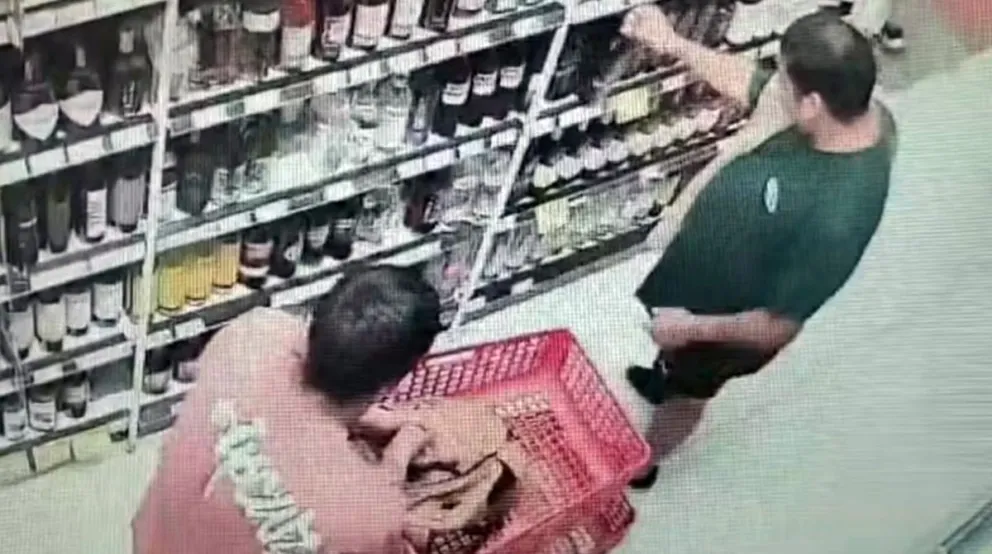 Detuvieron a dos argentinos en Copacabana por robo de whisky y productos de lujo