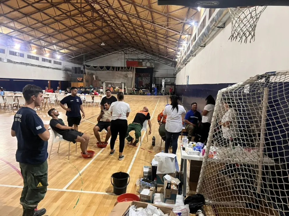 Cholila: Estudiantes de enfermería montaron un puesto de descanso y prevención para brigadistas y voluntarios