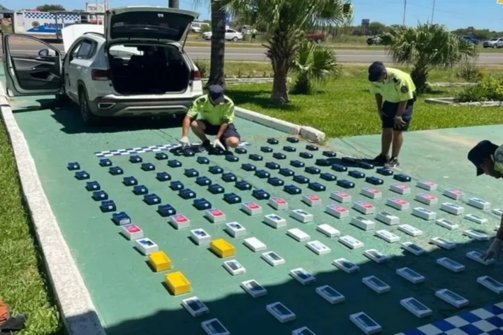 Volvían desde Paraguay con 131 teléfonos de contrabando escondidos