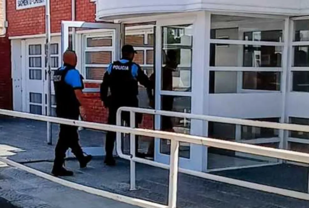 Tenía prohibición de acercamiento y lo sorprendieron escondido detrás de la puerta de la heladera