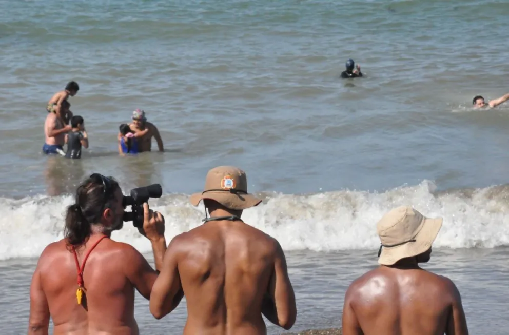 Guardavidas multaron a un nadador que ingresó sin traje de neoprene e insultó a los bañeros