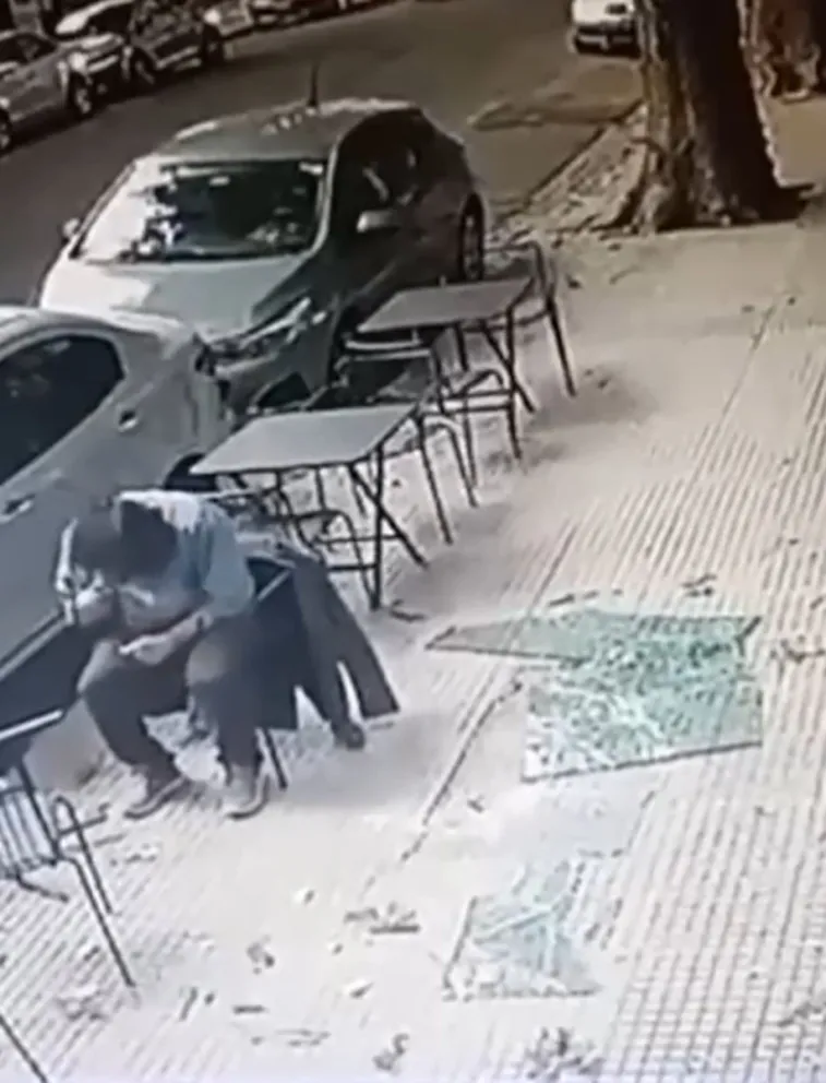 Un vidrio cayó desde un balcón y dejó inconsciente a un hombre en un bar de Palermo