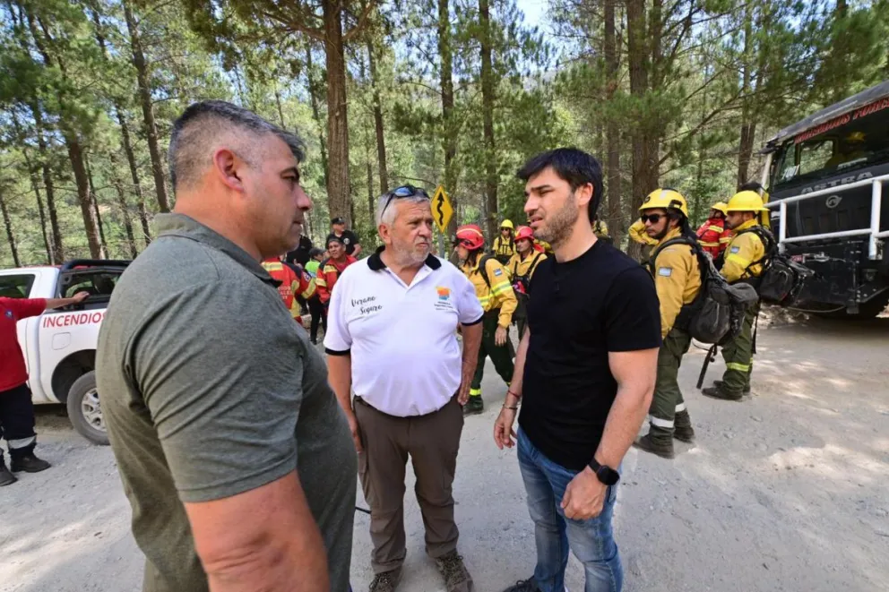 Torres supervisó el operativo de evacuación y combate del fuego en Puerto Patriada y pidió extremar cuidados