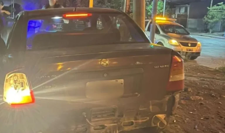 Persecución en Trelew: iba en contramano, colisionó patrulleros y terminó contra un poste