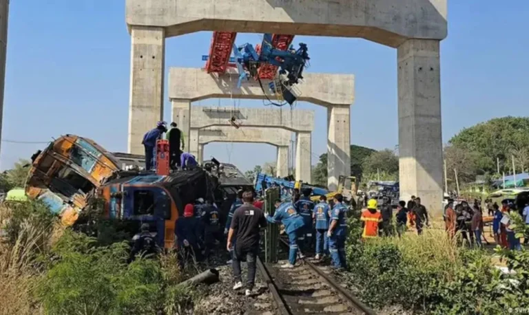 Tragedia en Tailandia: 30 muertos y 67 heridos por caída de una grúa sobre un tren