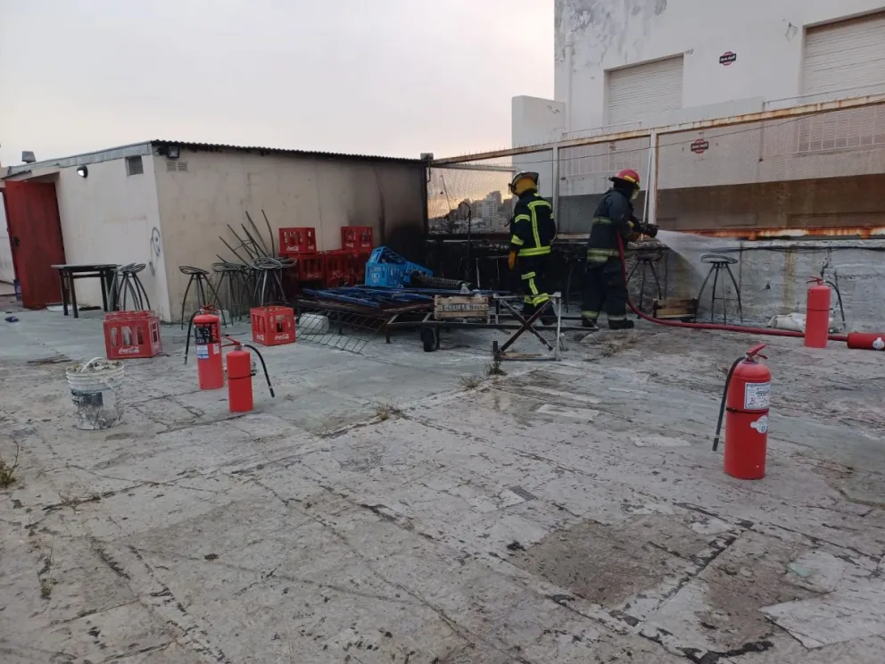 Bomberos controlaron a tiempo un principio de incendio en el techo del Draw Pool Pub