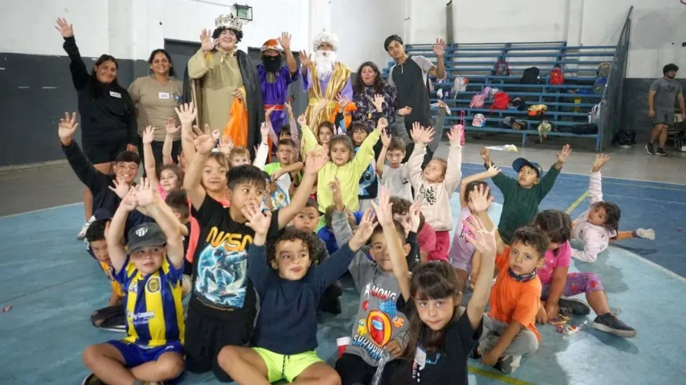 Gran convocatoria de familias en la llegada de los Reyes Magos en Rawson