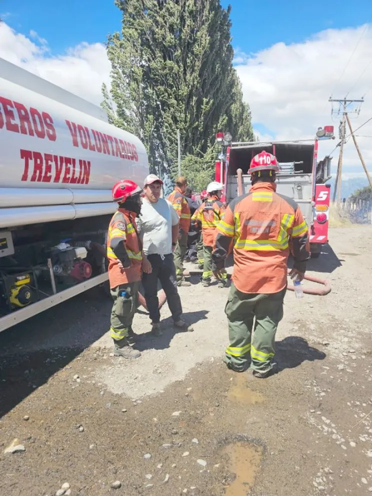 Bomberos de Comodoro y Sarmiento lograron contener incendio en el callejón de Morgan en Trevelin
