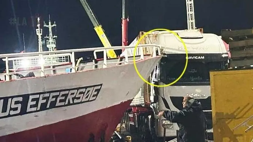 Un barco pesquero impactó contra un camión en el muelle Storni