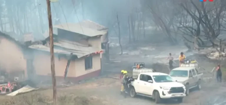 Avanza el fuego en Epuyén y afecta más viviendas en la zona de la Aldea San Francisco