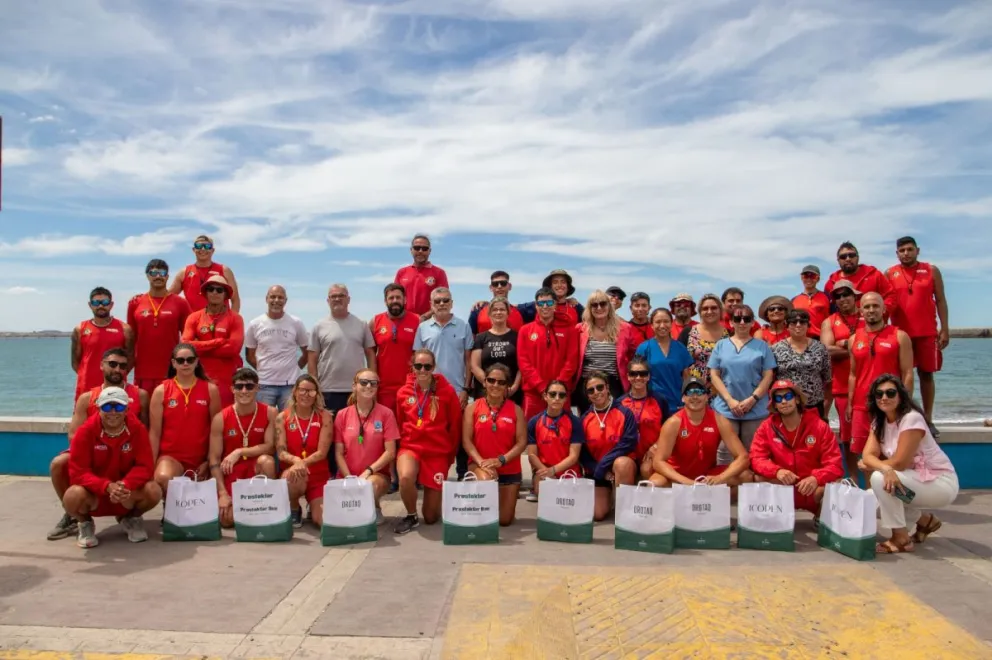 Verano seguro: El Municipio entregó protectores solares y botiquines al Servicio de Guardavidas