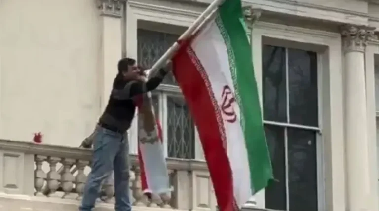 Incidente en la embajada iraní de Londres: cambian bandera en medio de las protestas