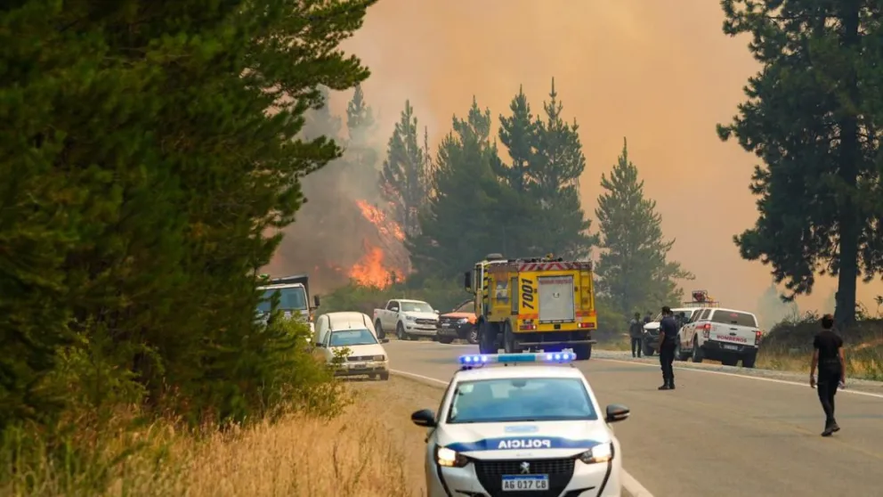 Provincia intensifica el combate del incendio en Puerto Patriada con más de 500 brigadistas