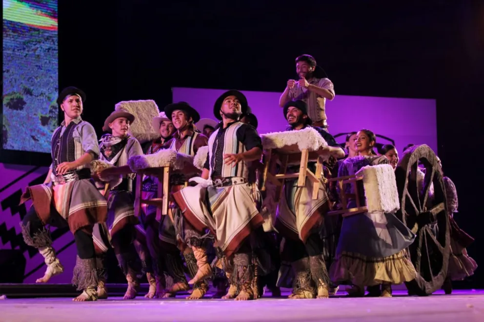 ​El folklore patagónico rumbo a Córdoba: la academía El Trébol viaja en busca de la final del pre Cosquín