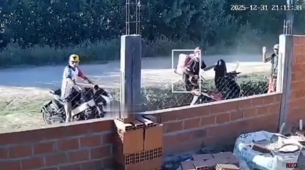 Motochorros armados intentaron robar en una obra y los obreros los enfrentaron a ladrillazos