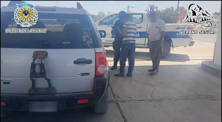 Detienen a dos hombres con un rifle y municiones