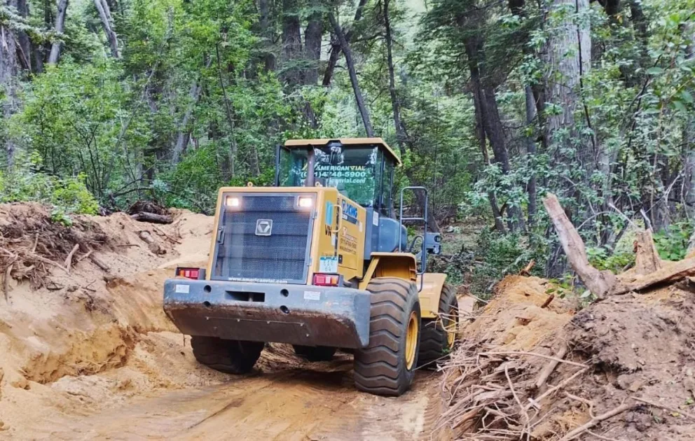 Vialidad Nacional suma maquinaria para combatir los incendios en Los Alerces