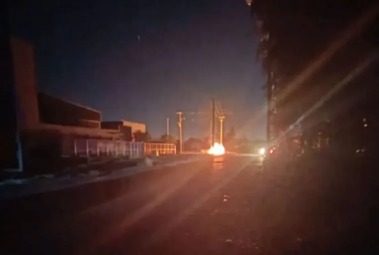 Vándalos provocaron un incendio y quemaron línea de media tensión dejando sin energía a barrios de la zona oeste
