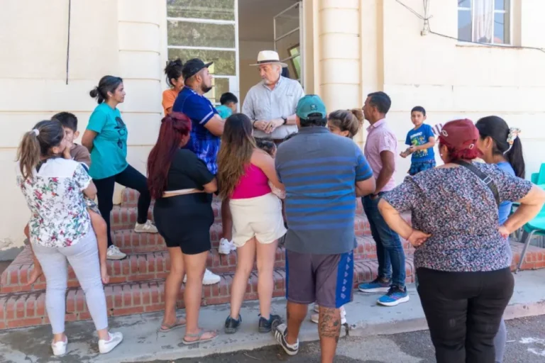 Othar recorrió el albergue municipal y acompañó a las familias evacuadas por el movimiento del Cerro Hermitte