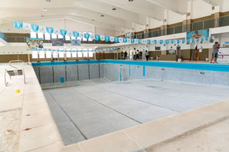 Avanzan las obras de refacción en la pileta del Club Huergo