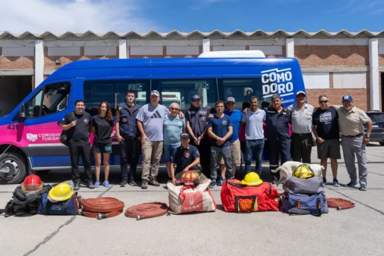 Bomberos de Comodoro viajan a la Cordillera para reforzar el combate contra los incendios forestales