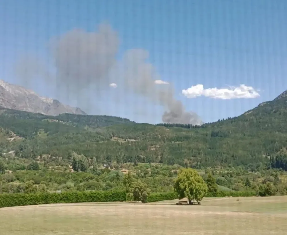 Evacuación preventiva en Puerto Patriada por incendio activo