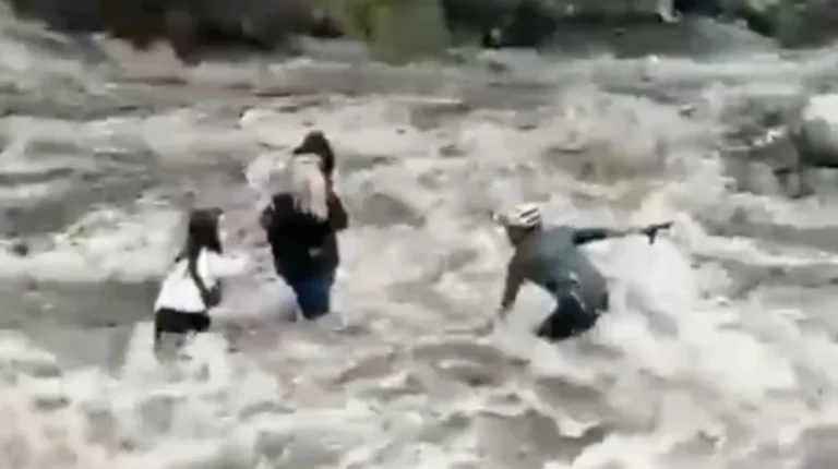 San Luis: un ministro se metió a un arroyo crecido y rescató a dos turistas